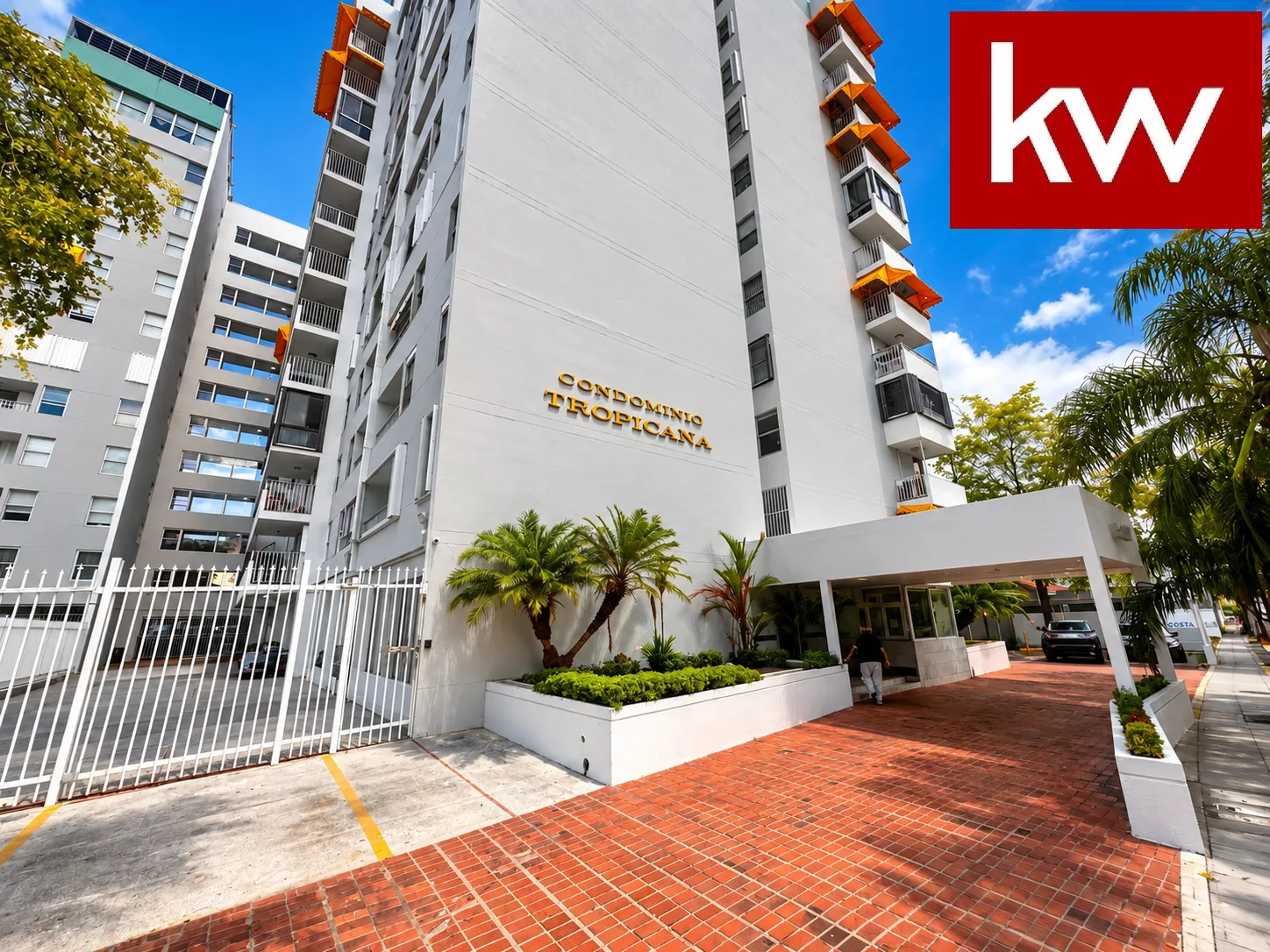 Cond. Tropicana, Comercial en Carolina